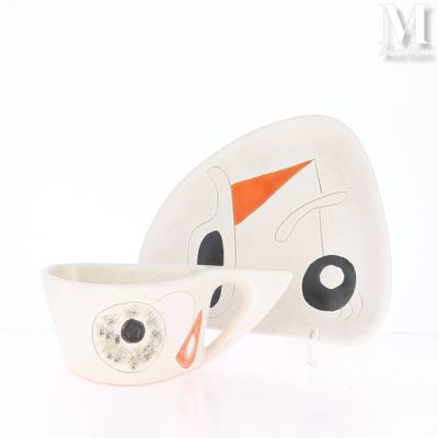 une tasse et une soucoupe posées sur une table blanche
