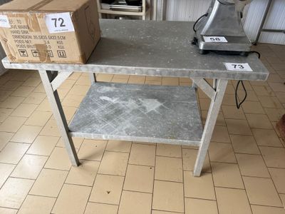 une table sur laquelle est posé un carton