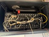 un rack contenant tout un tas de câbles