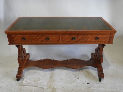 Bureau en placage ouvrant par deux tiroirs en ceinture avec …