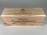 boîte en bois avec un logo gravé sur le dessus