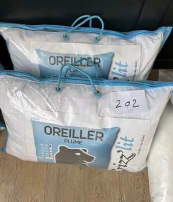 deux sacs d'oreillers Orieller posés sur un parquet