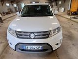 un SUV blanc garé dans un garage couvert