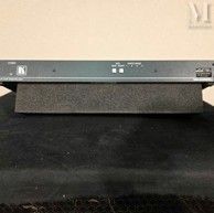 une télécommande posée sur une table noire