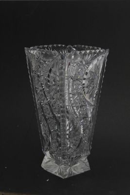 Attribué à BACCARAT. Grand vase tronconique en cristal à déc…