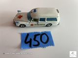 une petite voiture miniature avec un pochoir à côté