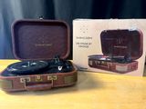 une valise dans laquelle se trouve un tourne-disque