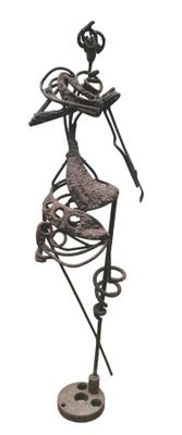 statue d'une femme coiffée d'un chapeau et tenant une canne