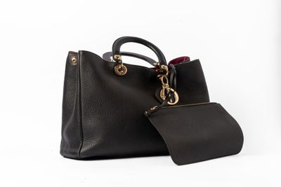 un sac à main noir et un porte-monnaie noir sur fond blanc