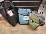 trois bagages posés par terre les uns à côté des autres