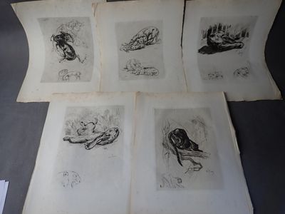 quatre dessins en noir et blanc représentant une femme allongée sur un lit