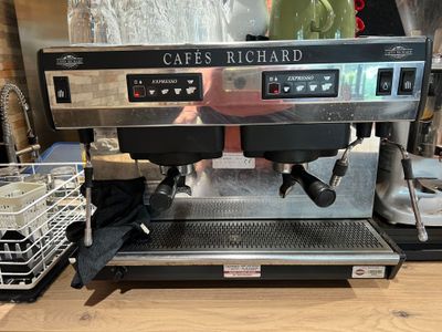 une machine à café posée sur une table