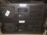 une photo d'un rack contenant du matériel électronique dans une pièce