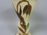 un vase orné d'un motif posé sur une table
