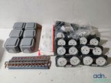 de nombreux types différents de fils électriques et de prises sur la table