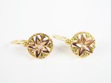 une paire de boucles d'oreilles en or en forme d'étoile