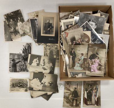 une vieille photo représentant une boîte remplie de vieilles photos de personnes