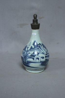 une bouteille bleue et blanche sur laquelle est représentée une maison
