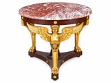 une image représentant une table au plateau en marbre rehaussé de touches dorées