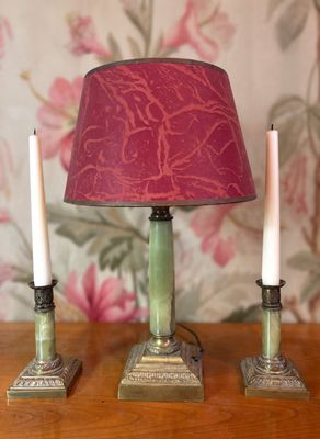 deux bougies posées sur une table sur laquelle se trouve une lampe