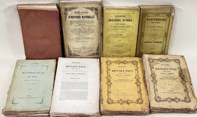plusieurs vieux livres posés les uns sur les autres sur une table