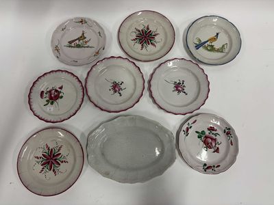 plusieurs assiettes et bols posés sur une table