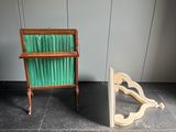 une chaise verte et une chaise en bois posées sur un sol carrelé