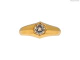 gros plan d'une bague en diamant sur fond blanc
