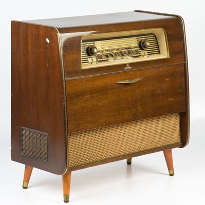 an old fashioned radio sitting on a wooden stand