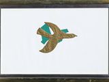 tableau encadré représentant un oiseau volant dans le ciel, orné d'un ruban bleu