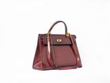 un sac à main marron et rouge sur fond blanc