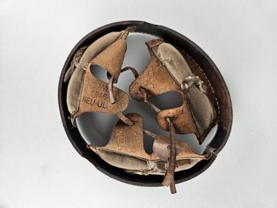 un casque muni d'un ventilateur, posé sur une table