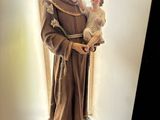une statue d'un homme tenant un bébé dans ses bras