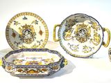 de nombreuses pièces de porcelaine très variées exposées sur la table