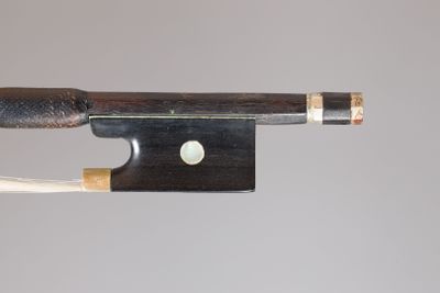 Archet de violon de OUCHARD père, fait vers 1915, en bois de…
