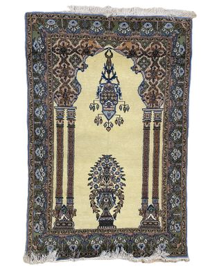 un tapis jaune orné d'un motif bleu et marron