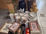 une table sur laquelle se trouvent de nombreux objets différents