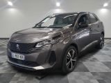 la voiture grise est garée sur un sol en damier dans le garage