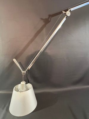 l'image d'une lampe posée sur une table