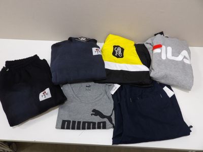 une pile de vêtements sur une table