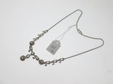 une photo d'un collier auquel est attachée une étiquette