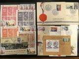une photo d'une collection de timbres sur une table