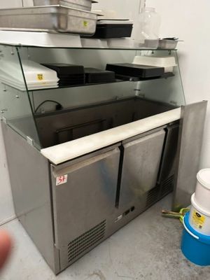 un plan de travail avec un plateau en verre dans une cuisine