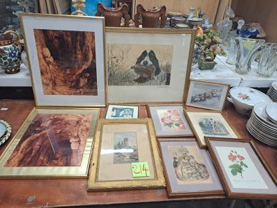 une table sur laquelle sont posées de nombreuses photos encadrées