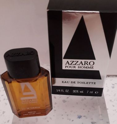 une photo d'un flacon de parfum posé sur un comptoir