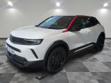 un 4x4 blanc garé dans une pièce au sol en damier
