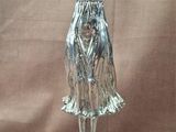 statue en argent représentant une femme tenant une bague, posée sur un socle en bois