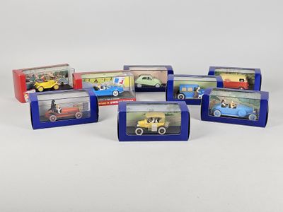 six types différents de petites voitures dans une vitrine