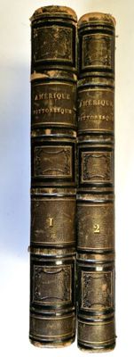 deux vieux livres sont empilés sur une table