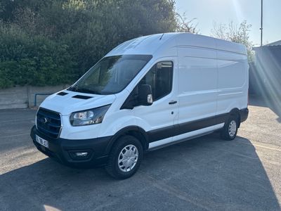 la camionnette blanche est garée dans le parking